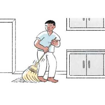 Um homem a varrer o chão com uma vassoura.