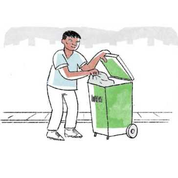 En mann legger en søppelsekk i en søppelbøtte.