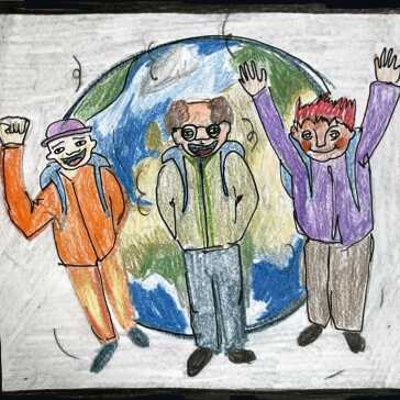 Tre menn som står med armene i været og smiler foran et verdensbilde.