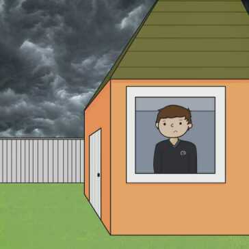 En mann som står i et hus og ser gjennom vinduet på det stormfulle været.